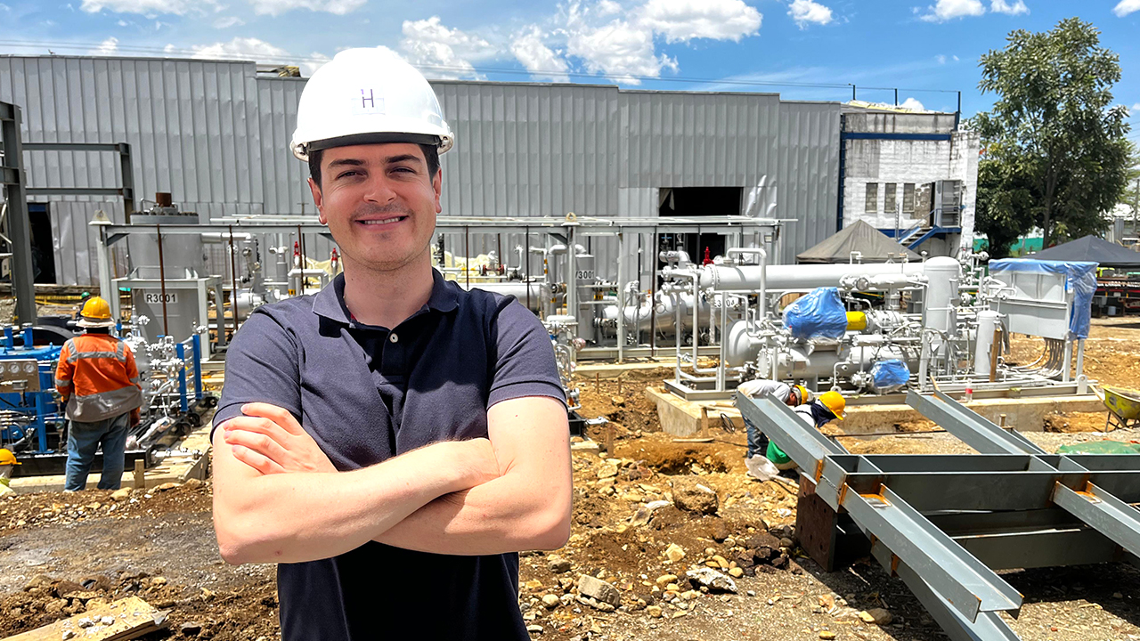 Alejandro rendon en una construcción