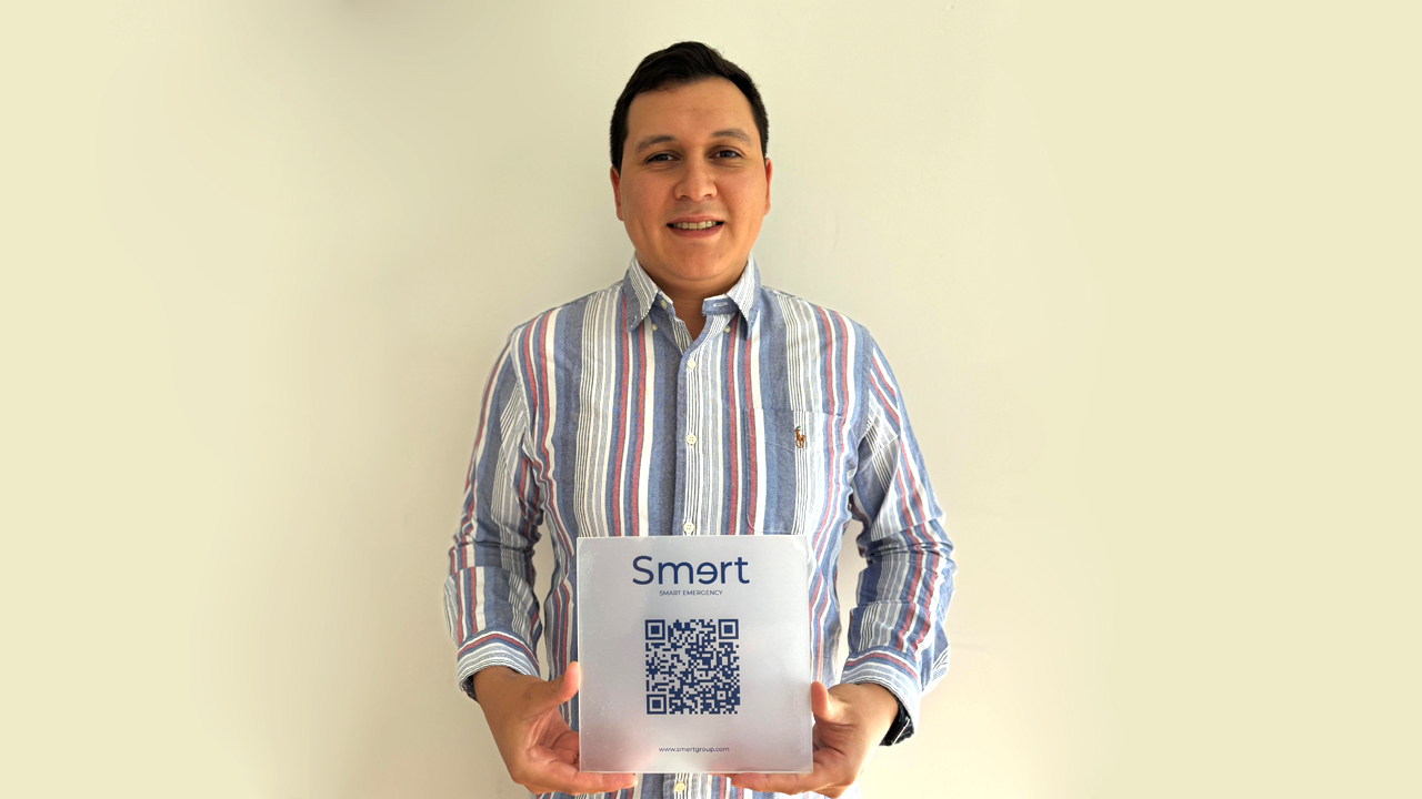 Nicolas Uribe posa con un QR de Smert