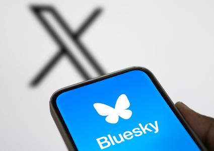 Una persona entra a Bluesky desde su teléfono móvil