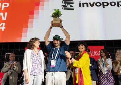 Juan Moliner, cofundador de Invopop, recoge el premio a la mejor start-up en South Summit Madrid 2024