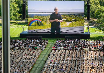 Una gran pantalla exterior muestra al consejero delegado de Apple, Tim Cook, durante un anuncio de nuevos productos en el campus de Apple.