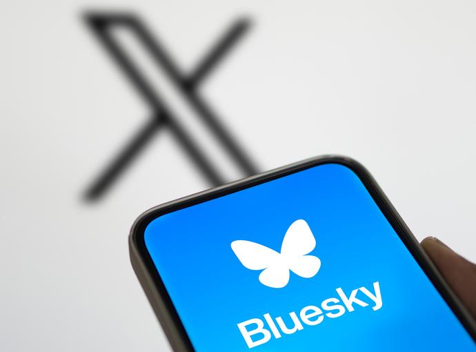 Una persona entra a Bluesky desde su teléfono móvil