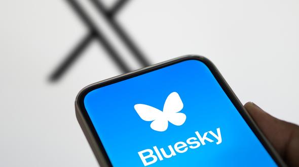 Una persona entra a Bluesky desde su teléfono móvil