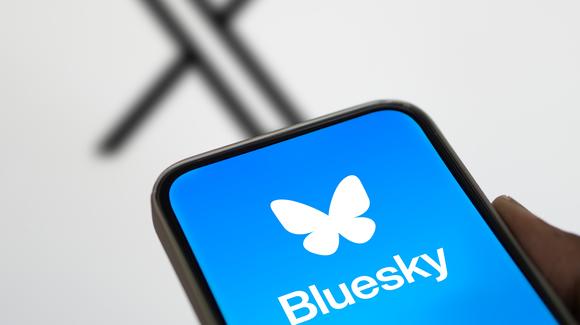 Una persona entra a Bluesky desde su teléfono móvil