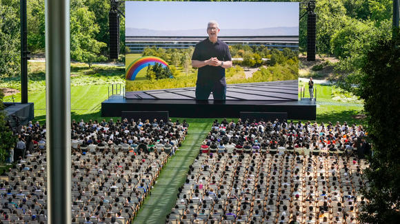 Una gran pantalla exterior muestra al consejero delegado de Apple, Tim Cook, durante un anuncio de nuevos productos en el campus de Apple.