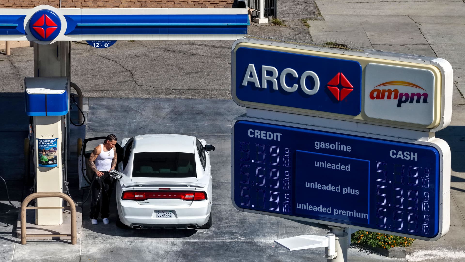 ¿Son los altos precios de la gasolina buenas noticias para los VE? Es complicado.