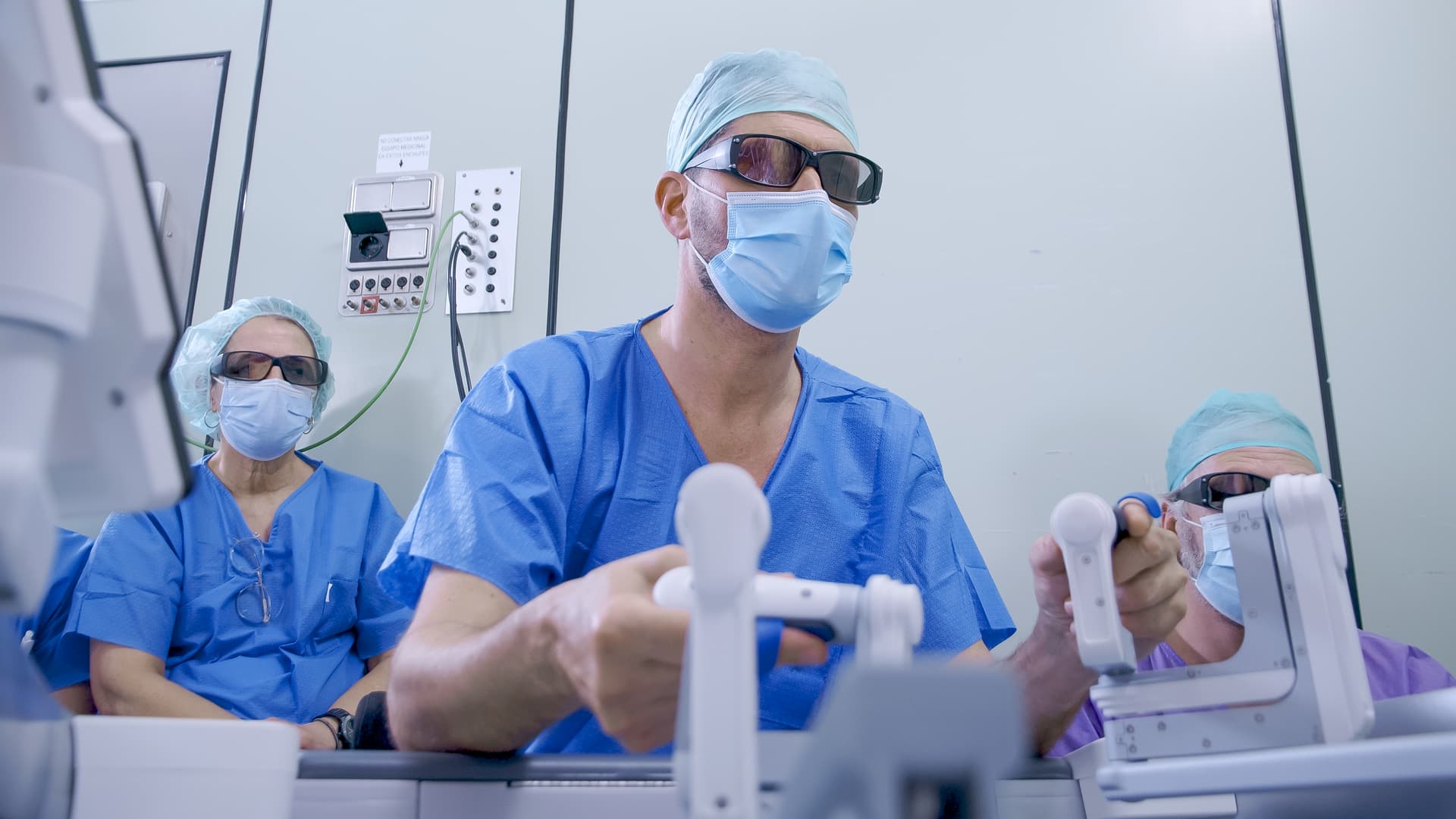 La primera nefrectomía robótica a 8.000 kilómetros de distancia abre una nueva era para la cirugía remota