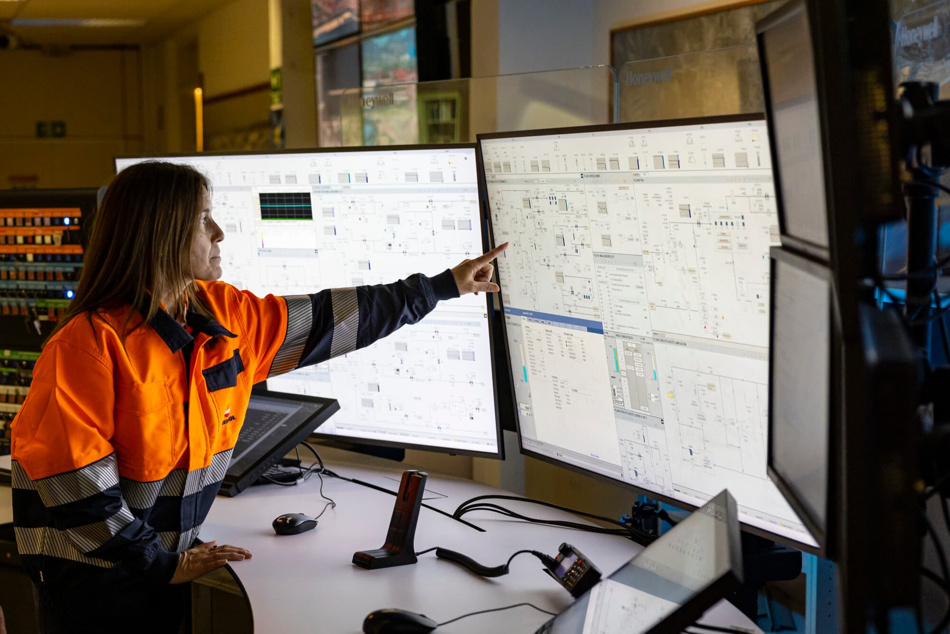 La IA generativa ahorra dos horas a la semana por persona y ofrece resultados de mayor calidad, según un estudio de Repsol