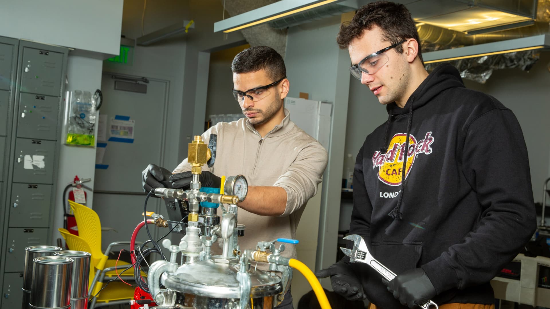 Latas + agua de mar + café = combustible