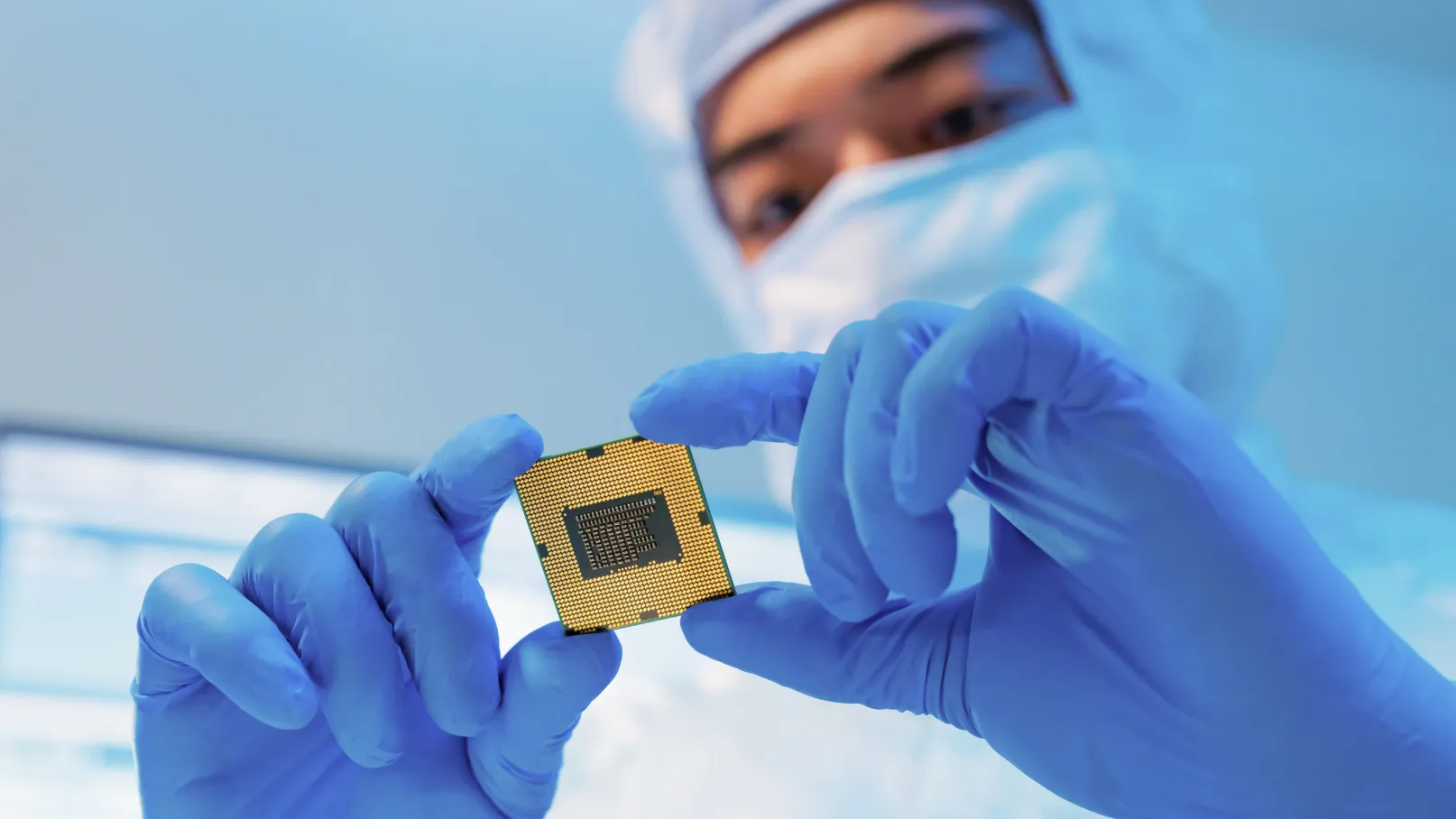 Un ingeniero sostiene un microchip