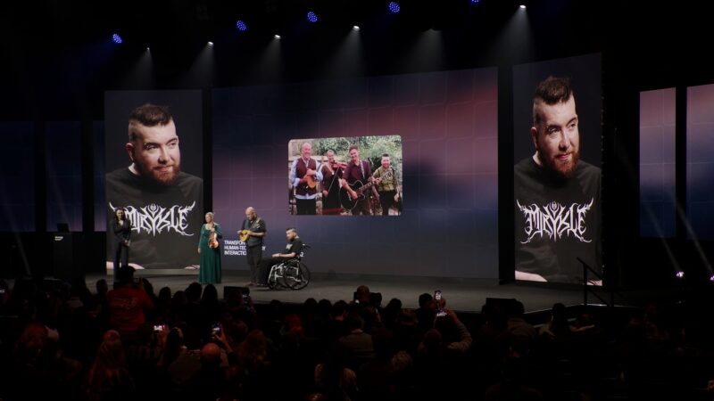 La ELA le robó la voz a este músico. AI lo dejó cantar de nuevo.